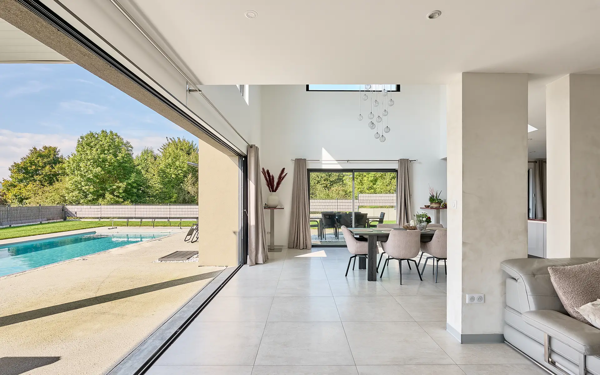 Pièce à vivre de la villa d'architecte à Belfort à vendre - Arrière-Cour, agence immobilière spécialisée à Besançon