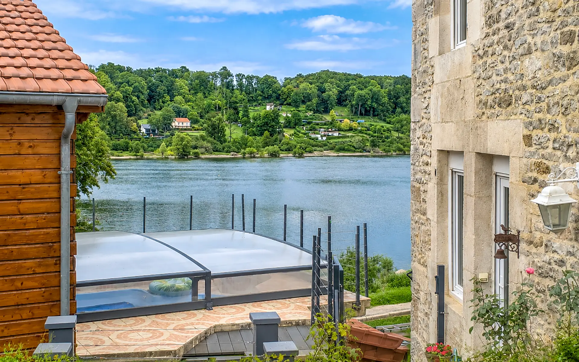Piscine et lac de la maison vue sur lac proche de Langres à vendre - Arrière-Cour, agence immobilière spécialisée dans la Haute-Marne