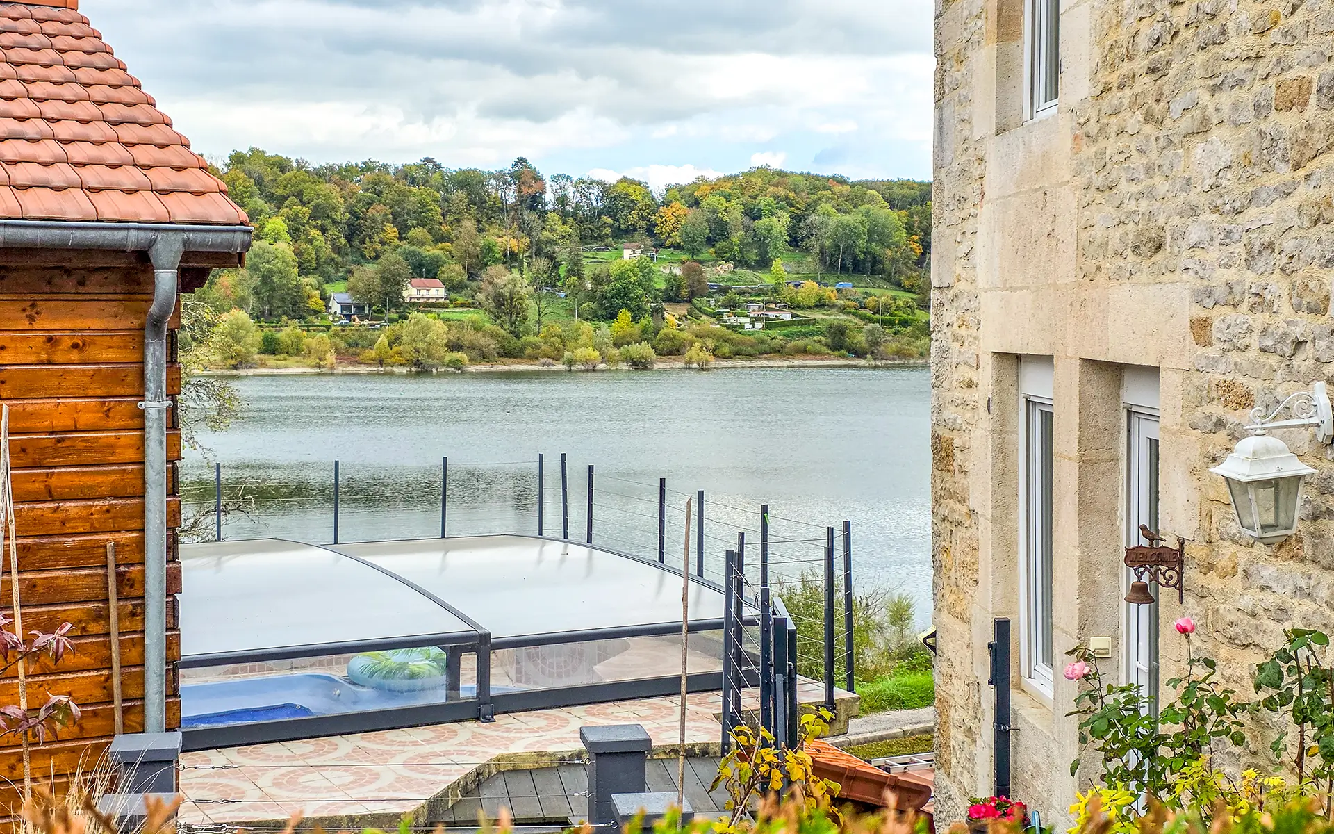 Piscine et lac de la maison vue sur lac proche de Langres à vendre - Arrière-Cour, agence immobilière spécialisée dans la Haute-Marne