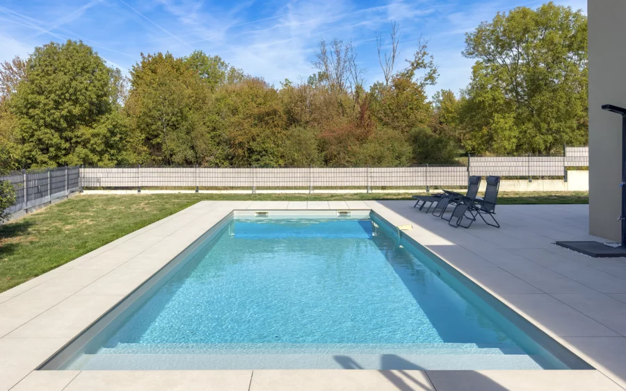 Piscine de la villa d'architecte à Belfort à vendre - Arrière-Cour, agence immobilière spécialisée dans le Territoire-de-Belfort