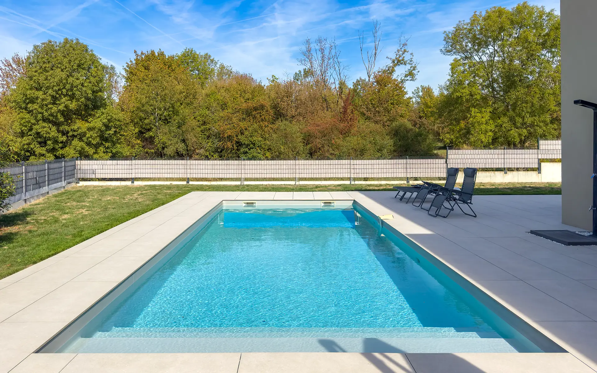 Piscine de la villa d'architecte à Belfort à vendre - Arrière-Cour, agence immobilière spécialisée dans le Territoire-de-Belfort