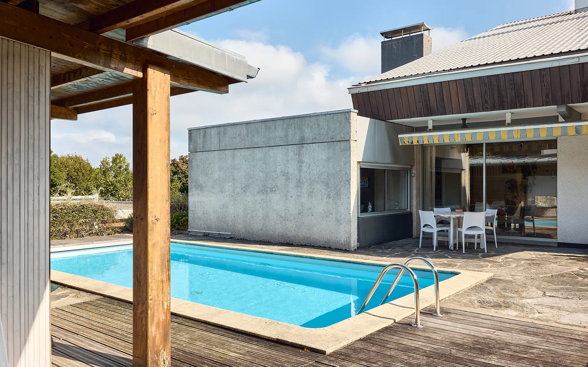 Piscine de la maison d'architecte à Bregille à vendre - Arrière-Cour, agence immobilière spécialisée à Besançon