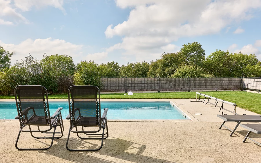 Piscine de la villa d'architecte à Belfort à vendre - Arrière-Cour, agence immobilière spécialisée à Besançon