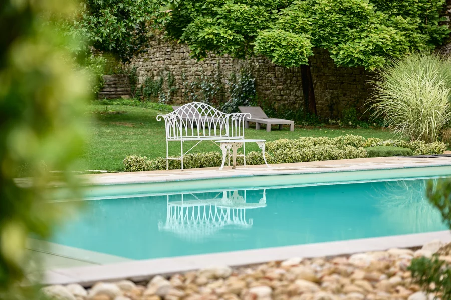 Piscine de la maison vigneronne en Saône et Loire à vendre - Arrière-Cour, agence immobilière spécialisée en Saône-et-Loire