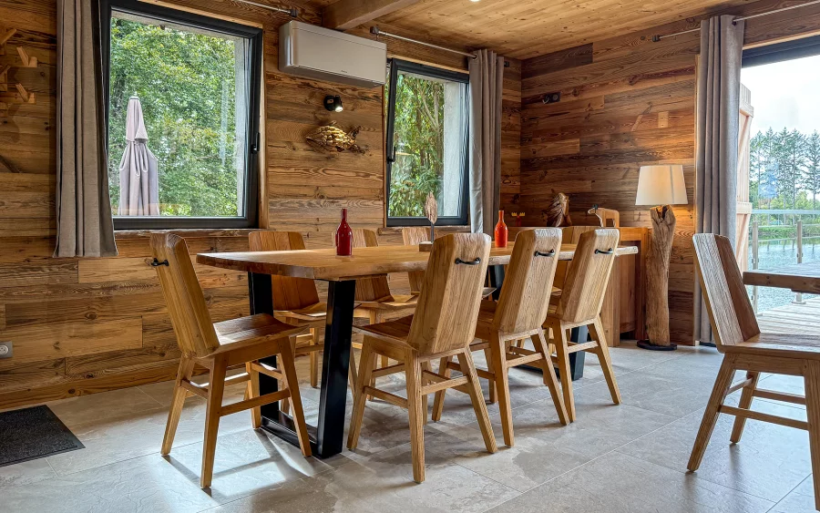 Salle à manger de l'étang avec maison et gîtes proche de Lure à vendre - Arrière-Cour, agence immobilière spécialisée à Besançon