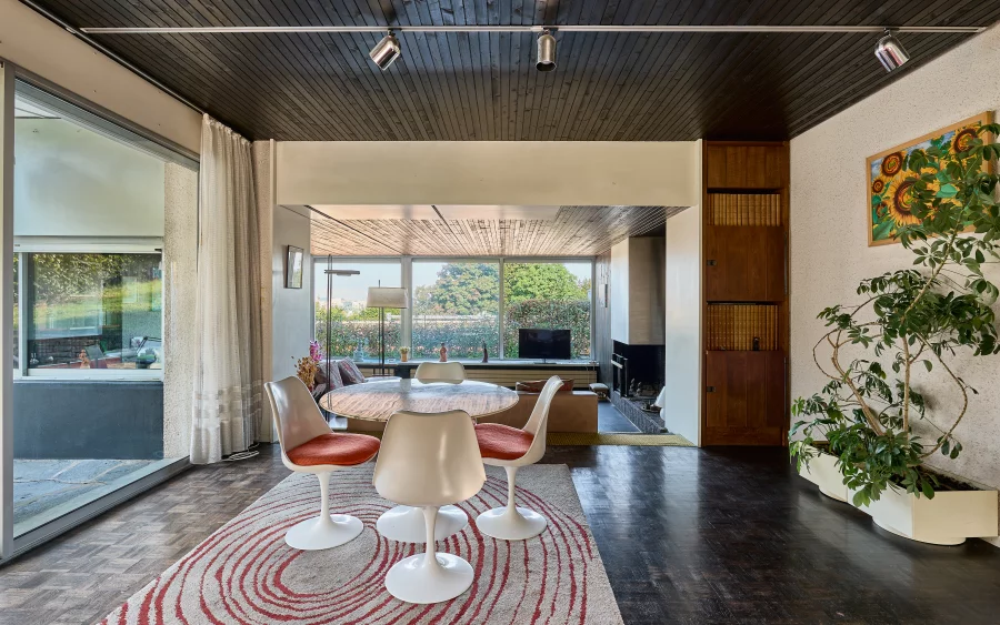 Salle à manger de la maison d'architecte à Bregille à vendre - Arrière-Cour, agence immobilière spécialisée à Besançon