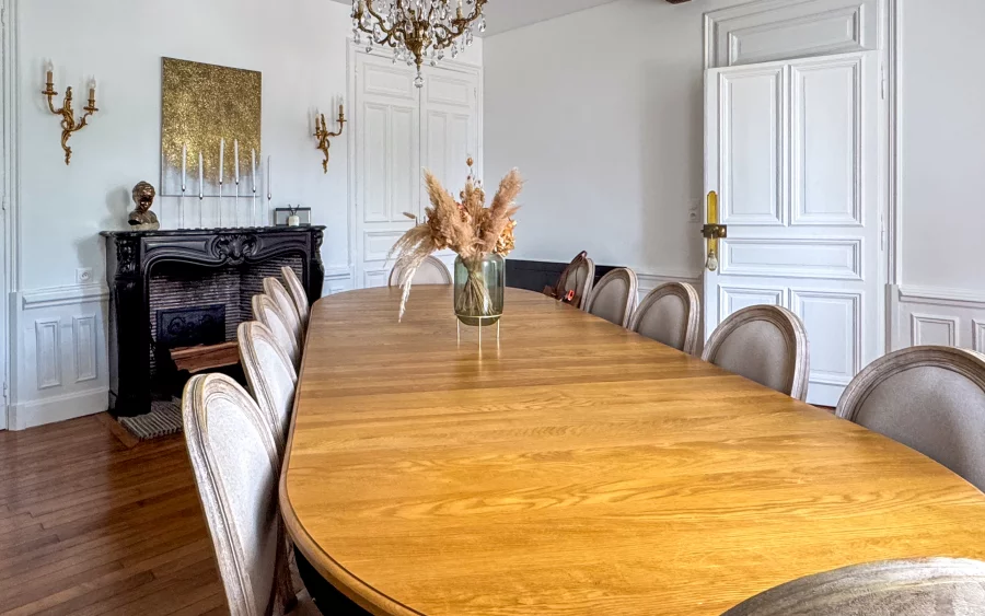 Salle à manger de la maison de maître rénovée près de Troyes à vendre - Arrière-Cour, agence immobilière spécialisée dans l'Aube