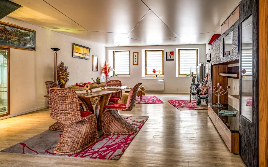 Salle à manger de la maison familiale rénovée au coeur historique d'Ensisheim à vendre - Arrière-Cour, agence immobilière spécialisée dans le Haut-Rhin