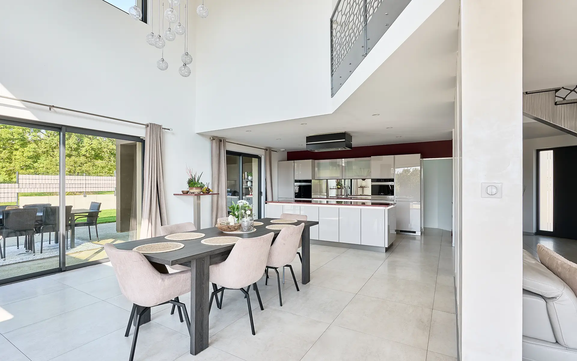 Salle à manger de la villa d'architecte à Belfort à vendre - Arrière-Cour, agence immobilière spécialisée à Besançon