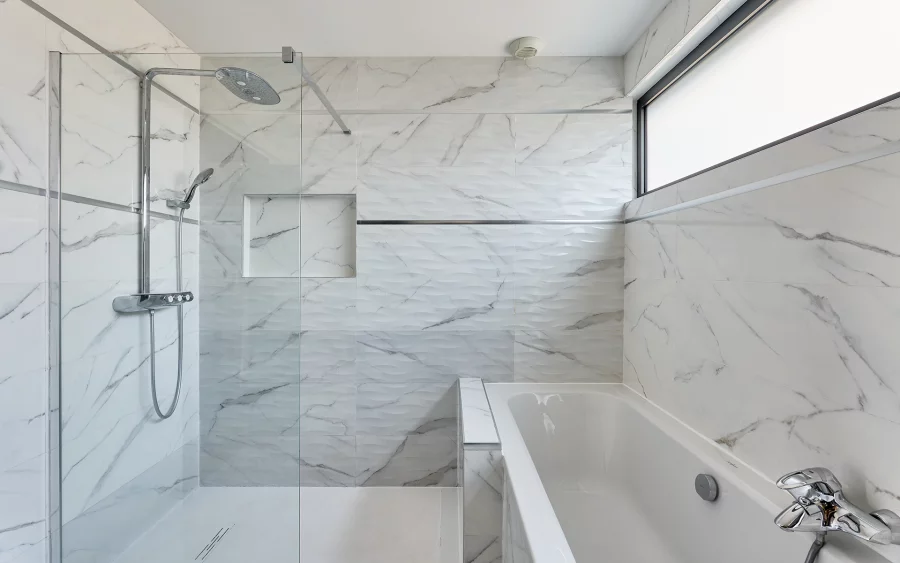 Salle de bain de la villa d'architecte à Belfort à vendre - Arrière-Cour, agence immobilière spécialisée à Besançon