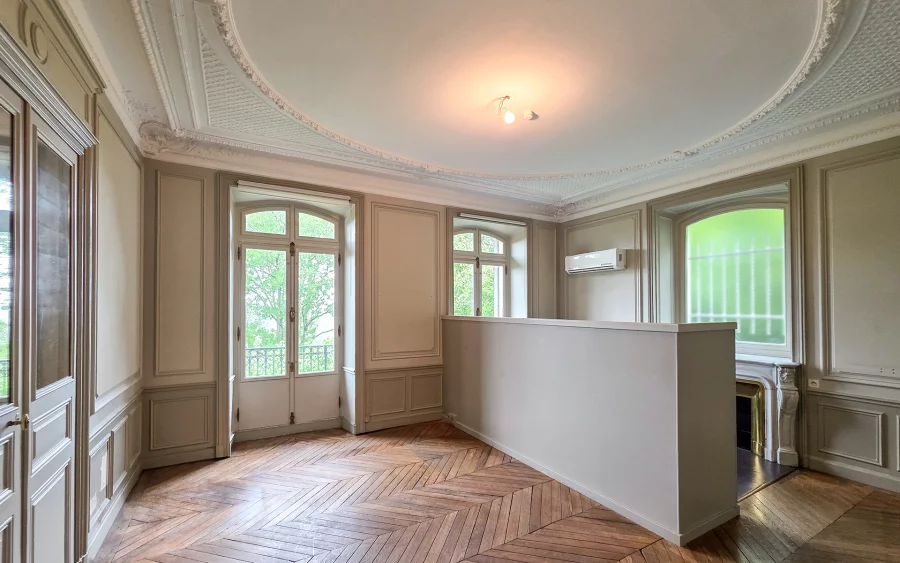 Salon lumineux de la maison de maître à Chaumont à vendre - Arrière-Cour, agence immobilière spécialisée en Haute-Marne