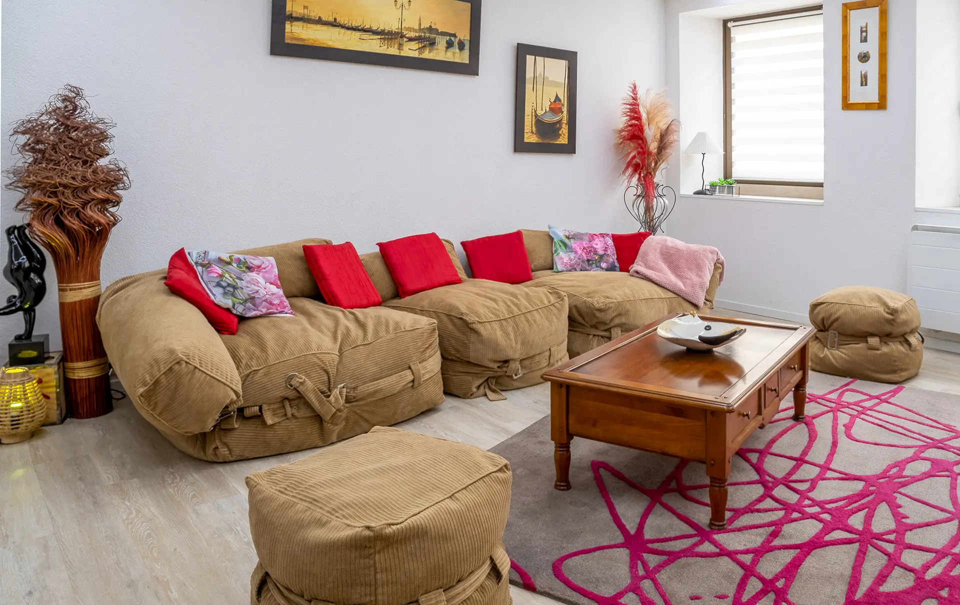 Salon de la maison familiale rénovée au coeur historique d'Ensisheim à vendre - Arrière-Cour, agence immobilière spécialisée dans le Haut-Rhin