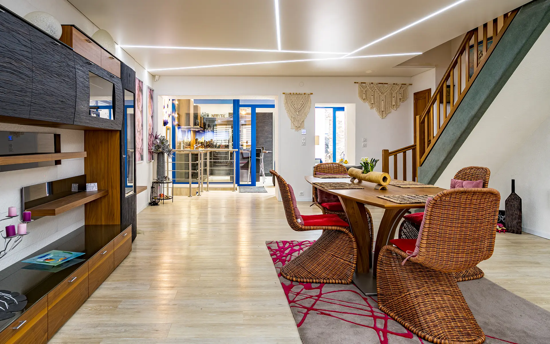 Séjour de la maison familiale rénovée au coeur historique d'Ensisheim à vendre - Arrière-Cour, agence immobilière spécialisée dans le Haut-Rhin