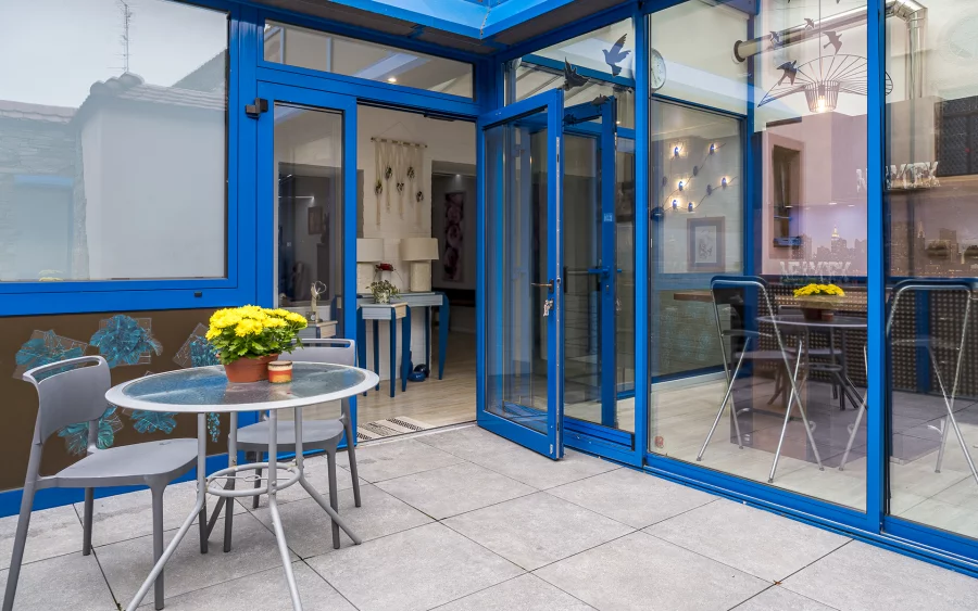 Terrasse de la maison familiale rénovée au coeur historique d'Ensisheim à vendre - Arrière-Cour, agence immobilière spécialisée dans le Haut-Rhin