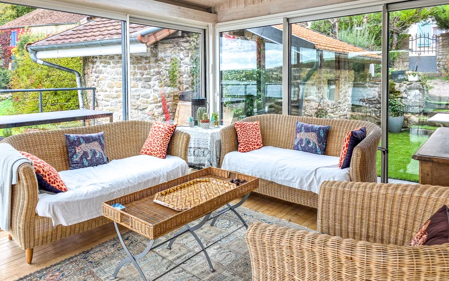 Véranda de la maison vue sur lac proche de Langres à vendre - Arrière-Cour, agence immobilière spécialisée dans la Haute-Marne