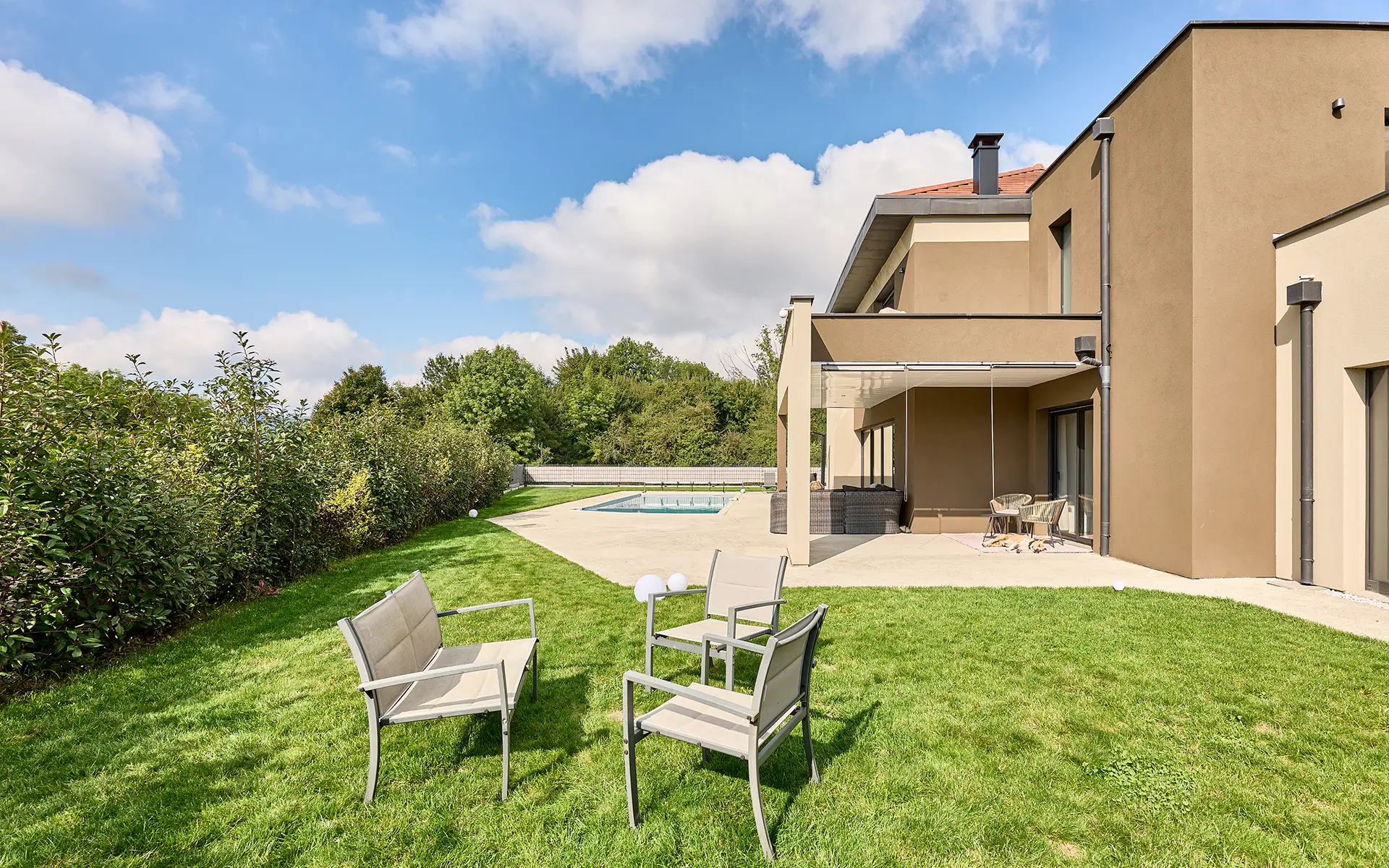 Verdure et terrasse de la villa d'architecte à Belfort à vendre - Arrière-Cour, agence immobilière spécialisée dans le Territoire-de-Belfort