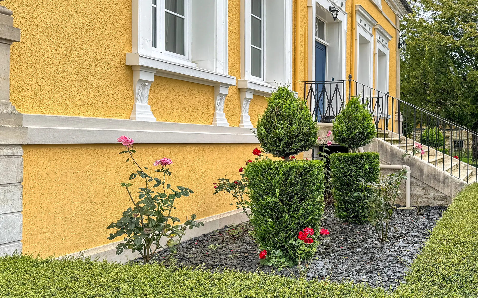 Verdure de la maison de maître rénovée près de Troyes à vendre - Arrière-Cour, agence immobilière spécialisée dans l'Aube