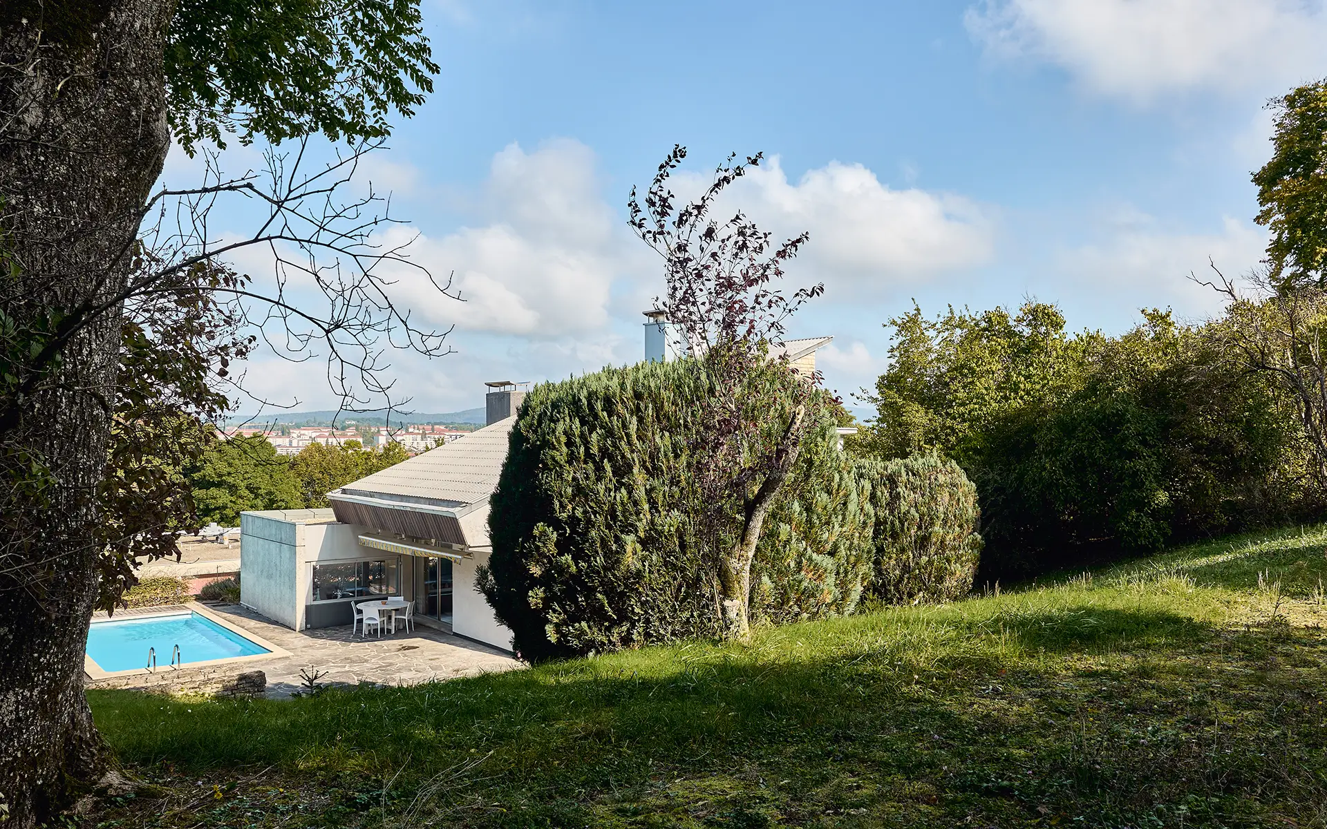 Verdure de la maison d'architecte à Bregille à vendre - Arrière-Cour, agence immobilière spécialisée à Besançon