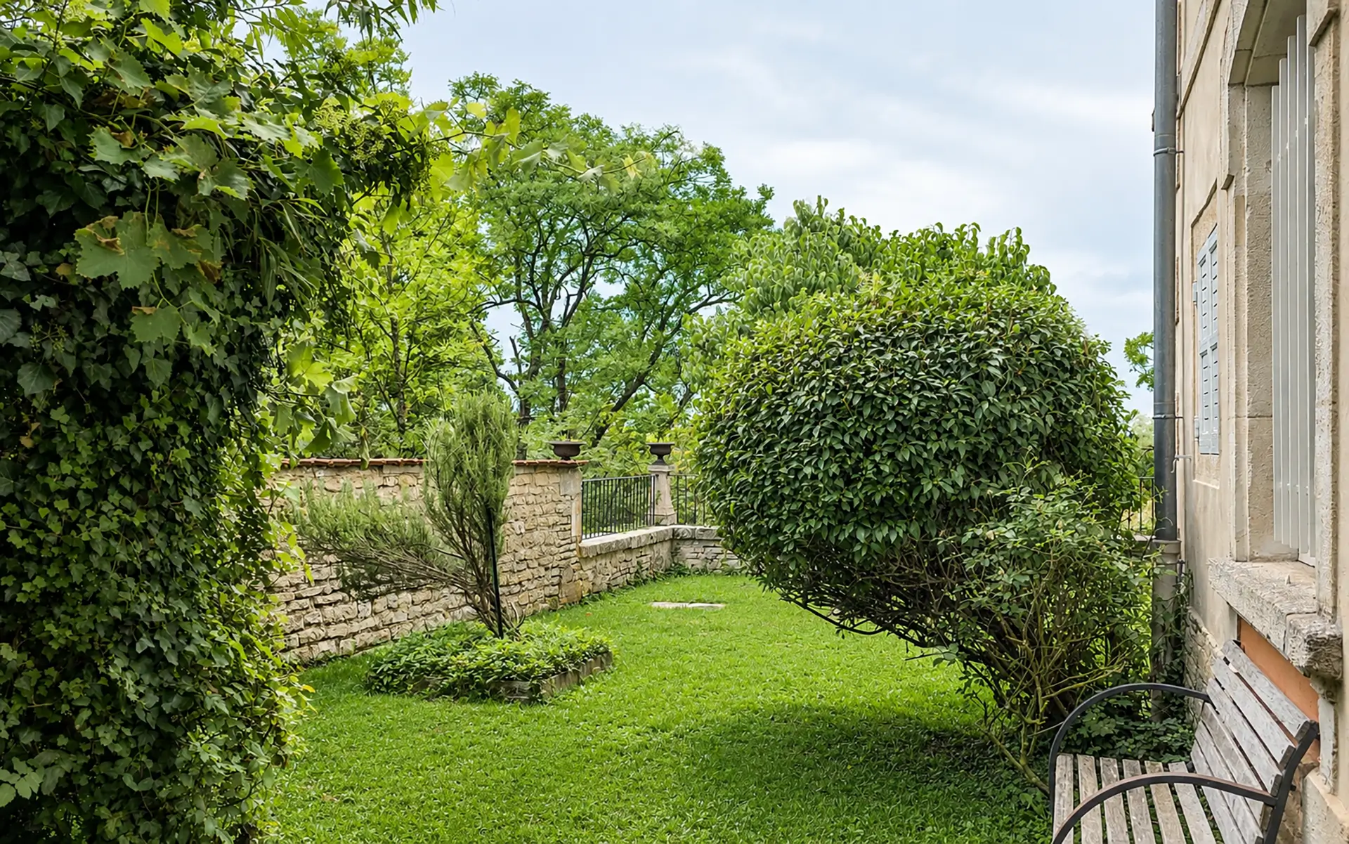 Verdure de la maison de maître à Chaumont à vendre - Arrière-Cour, agence immobilière spécialisée en Haute-Marne