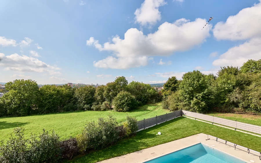 Vue dégagée de la villa d'architecte à Belfort à vendre - Arrière-Cour, agence immobilière spécialisée dans le Territoire-de-Belfort
