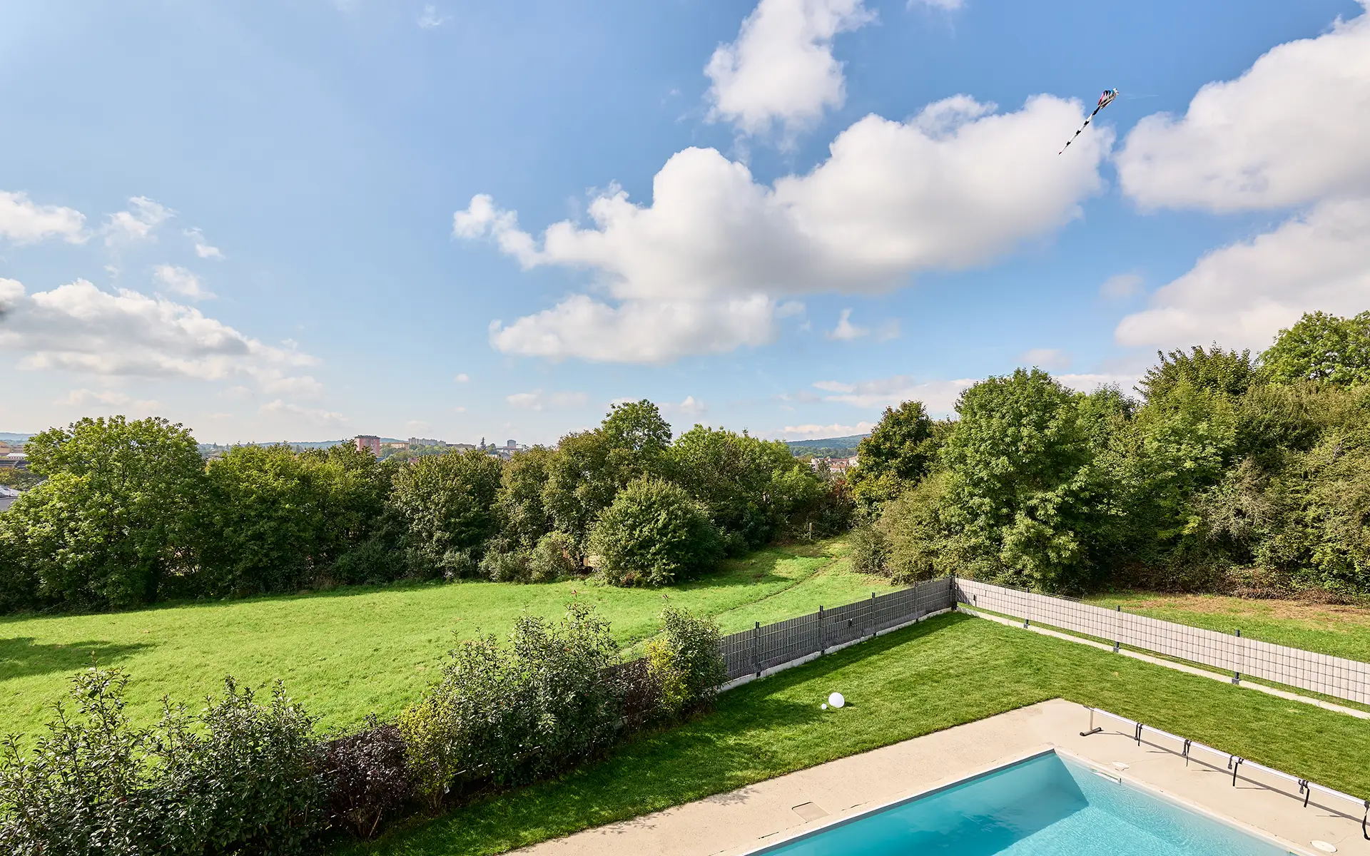 Vue dégagée de la villa d'architecte à Belfort à vendre - Arrière-Cour, agence immobilière spécialisée à Besançon