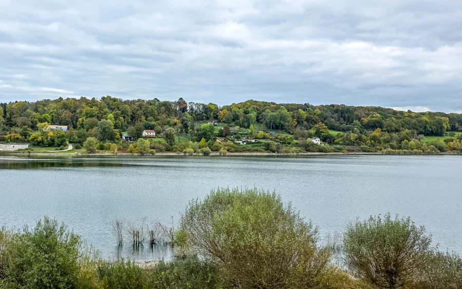 Vue sur le lac de la maison vue sur lac proche de Langres à vendre - Arrière-Cour, agence immobilière spécialisée dans la Haute-Marne
