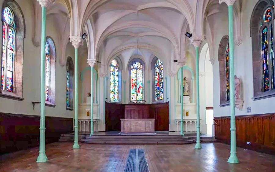 Appartement atypique dans l’ancienne chapelle Saint-Joseph à Besançon à vendre - Arrière-Cour, agence immobilière spécialisée dans le Doubs