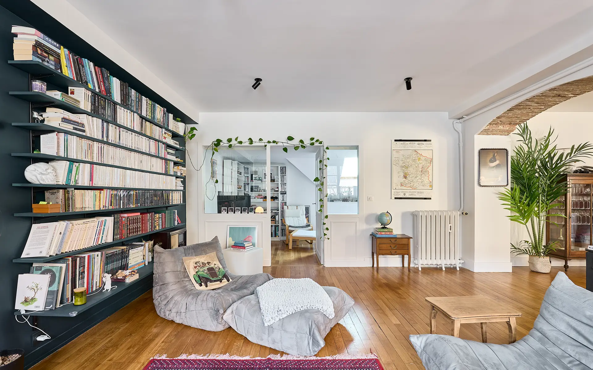 Bibliothèque de l'appartement de charme au centre-ville de Besançon à vendre - Arrière-Cour, agence immobilière spécialisée dans le Doubs