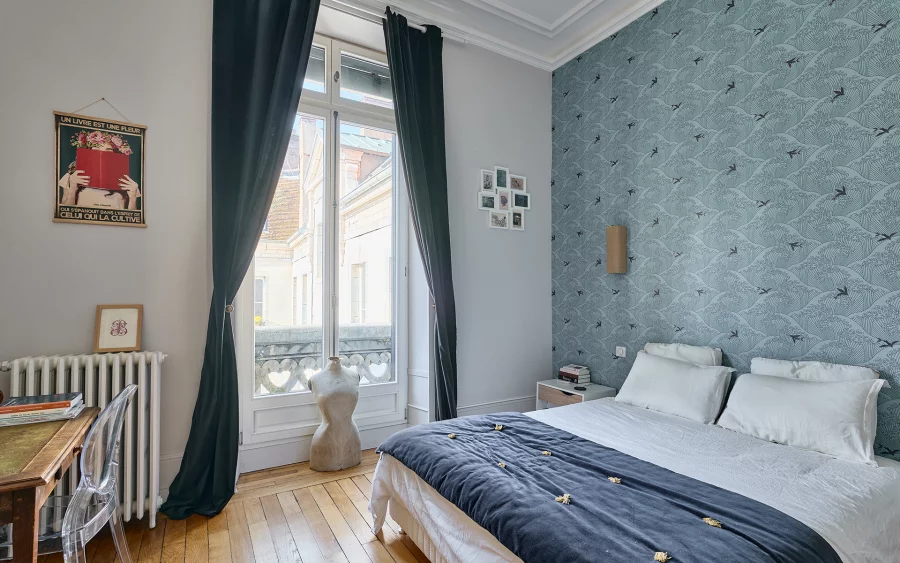 Chambre de l'appartement de charme au centre-ville de Besançon à vendre - Arrière-Cour, agence immobilière spécialisée dans le Doubs