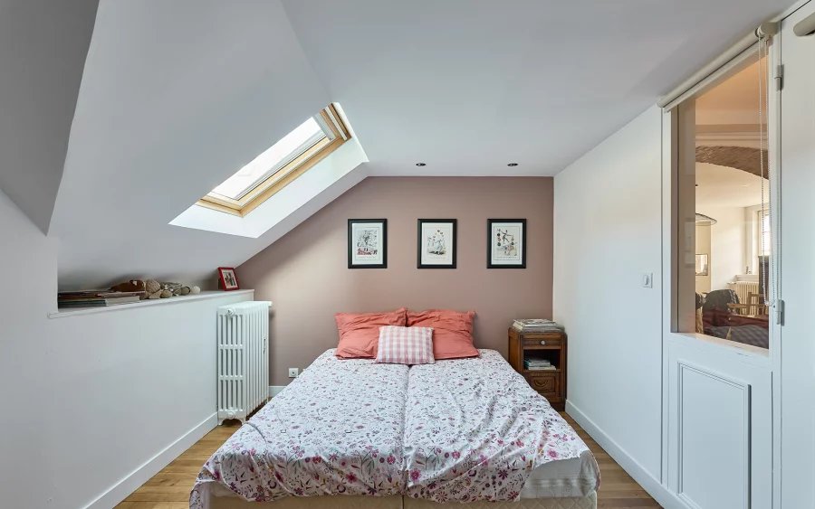 Chambre lumineuse de l'appartement de charme au centre-ville de Besançon à vendre - Arrière-Cour, agence immobilière spécialisée dans le Doubs