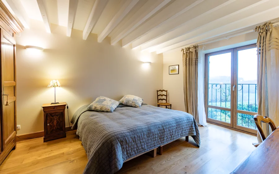 Chambre de la maison de campagne à Saint-Martin-du-Puy à vendre - Arrière-Cour, agence immobilière spécialisée dans la Nièvre