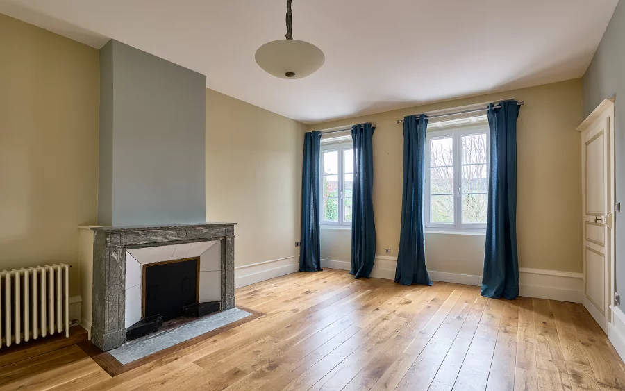 Chambre de la maison vigneronne proche de Château-Chalon à vendre - Arrière-Cour, agence immobilière spécialisée dans le Jura