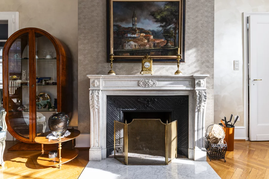 Cheminée de la maison de maître à Ruelisheim à vendre - Arrière-Cour, agence immobilière spécialisée dans le Haut-Rhin