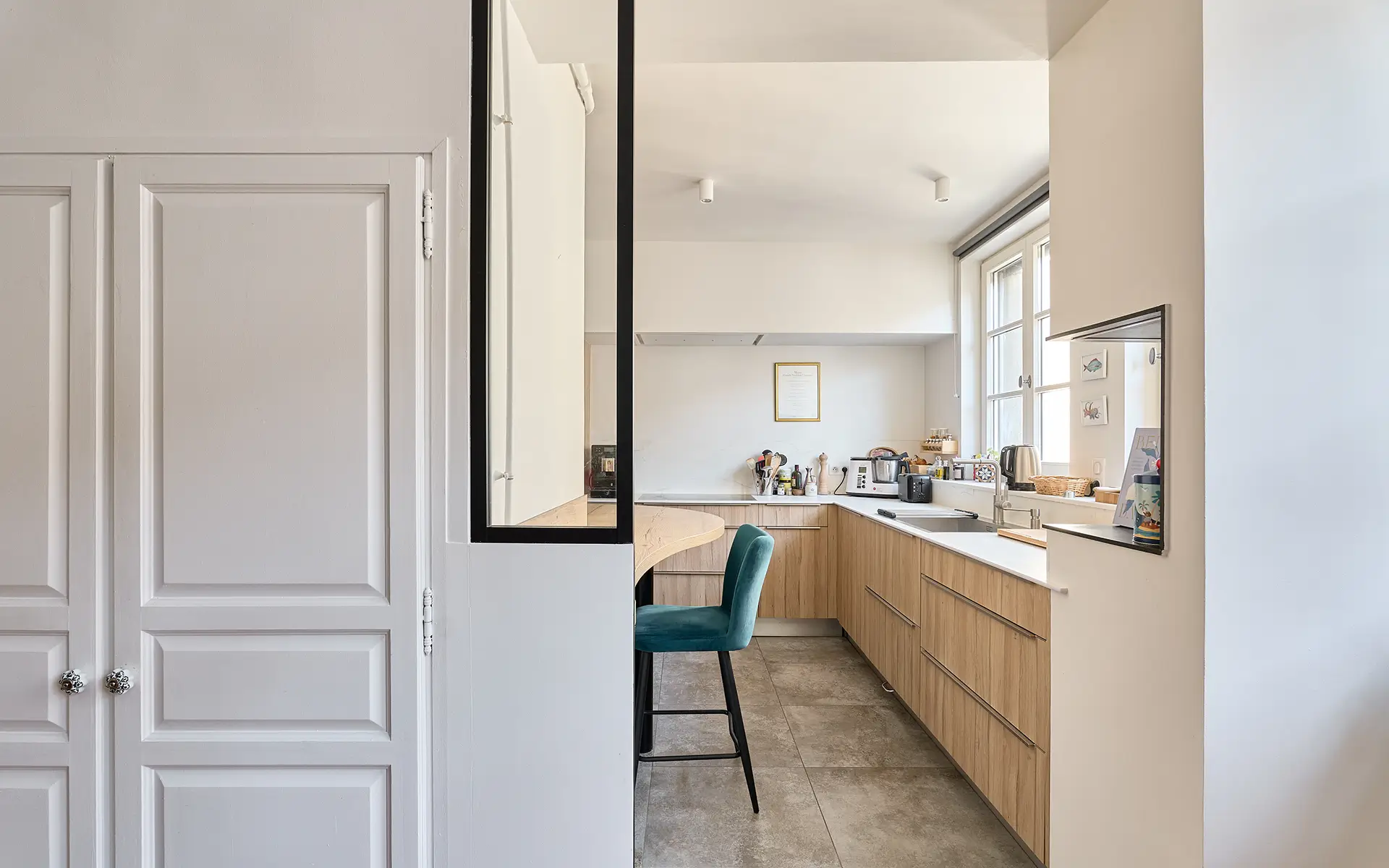 Cuisine de l'appartement de charme au centre-ville de Besançon à vendre - Arrière-Cour, agence immobilière spécialisée dans le Doubs