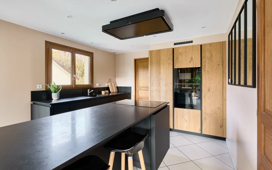 Cuisine de la maison familiale avec piscine à Charnay à vendre - Arrière-Cour, agence immobilière spécialisée dans le Doubs