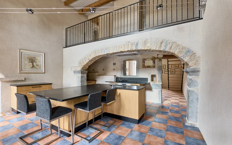 Cuisine de la maison vigneronne proche de Château-Chalon à vendre - Arrière-Cour, agence immobilière spécialisée dans le Jura