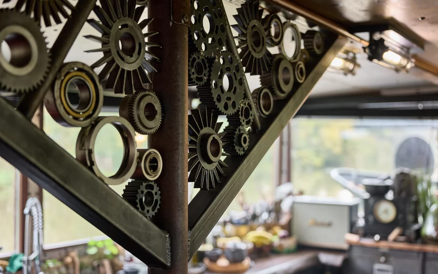 Décor de la péniche rénovée à Dole à vendre - Arrière-Cour, agence immobilière spécialisée dans le Jura