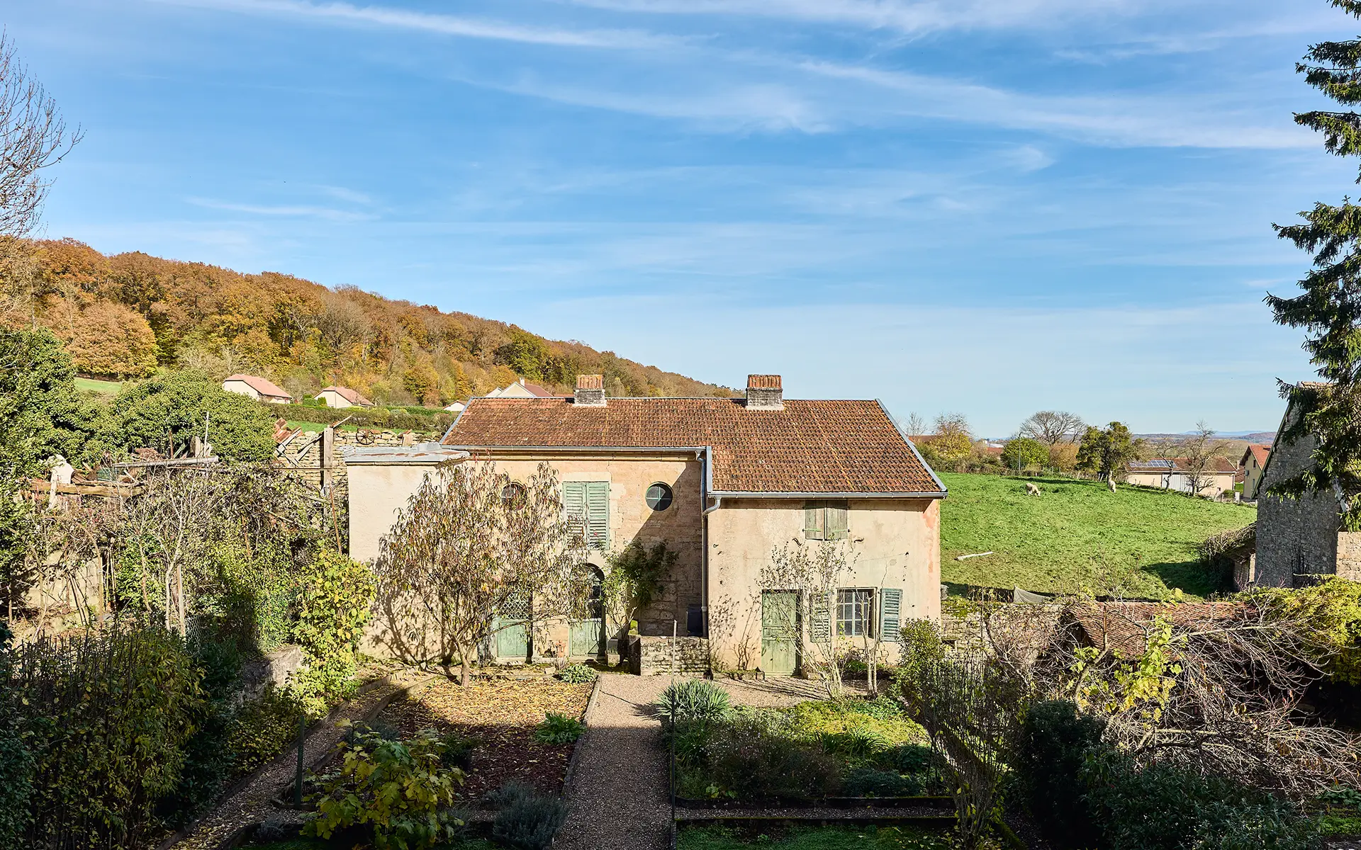 Dépendance de la maison ancienne rénovée à Montigny-lès-Vesoul à vendre - Arrière-Cour, agence immobilière spécialisée en Haute-Saône