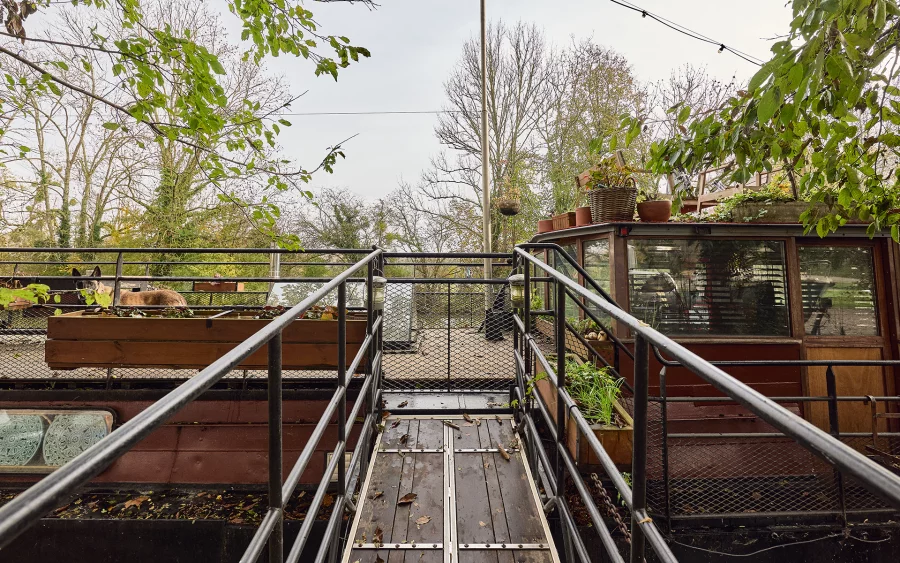 Entrée de la péniche rénovée à Dole à vendre - Arrière-Cour, agence immobilière spécialisée dans le Jura
