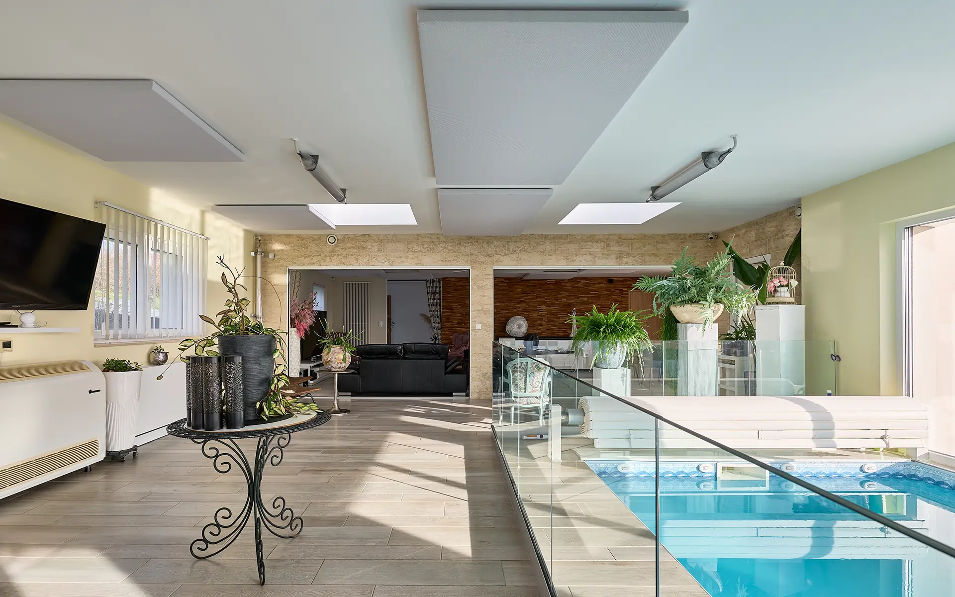 Espace piscine de la maison moderne écologique près de Belfort à vendre - Arrière-Cour, agence immobilière spécialisée dans le Territoire de Belfort