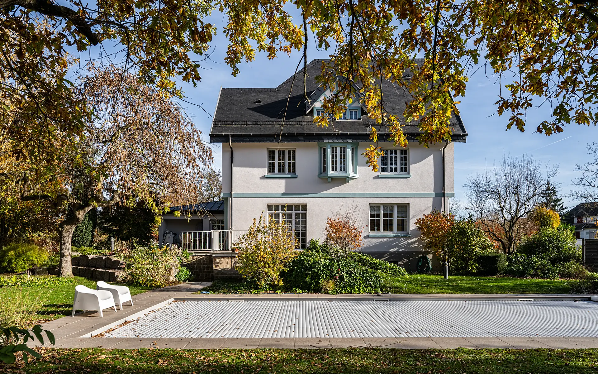 Façade et piscine de la maison de maître à Ruelisheim à vendre - Arrière-Cour, agence immobilière spécialisée dans le Haut-Rhin