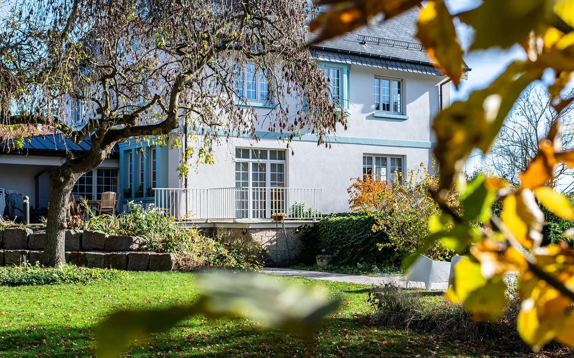 Façade et verdure de la maison de maître à Ruelisheim à vendre - Arrière-Cour, agence immobilière spécialisée dans le Haut-Rhin