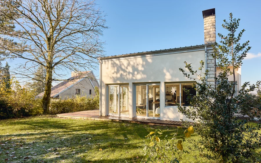 Façade et verdure de la villa d’architecte à Bregille à vendre - Arrière-Cour, agence immobilière spécialisée dans le Doubs