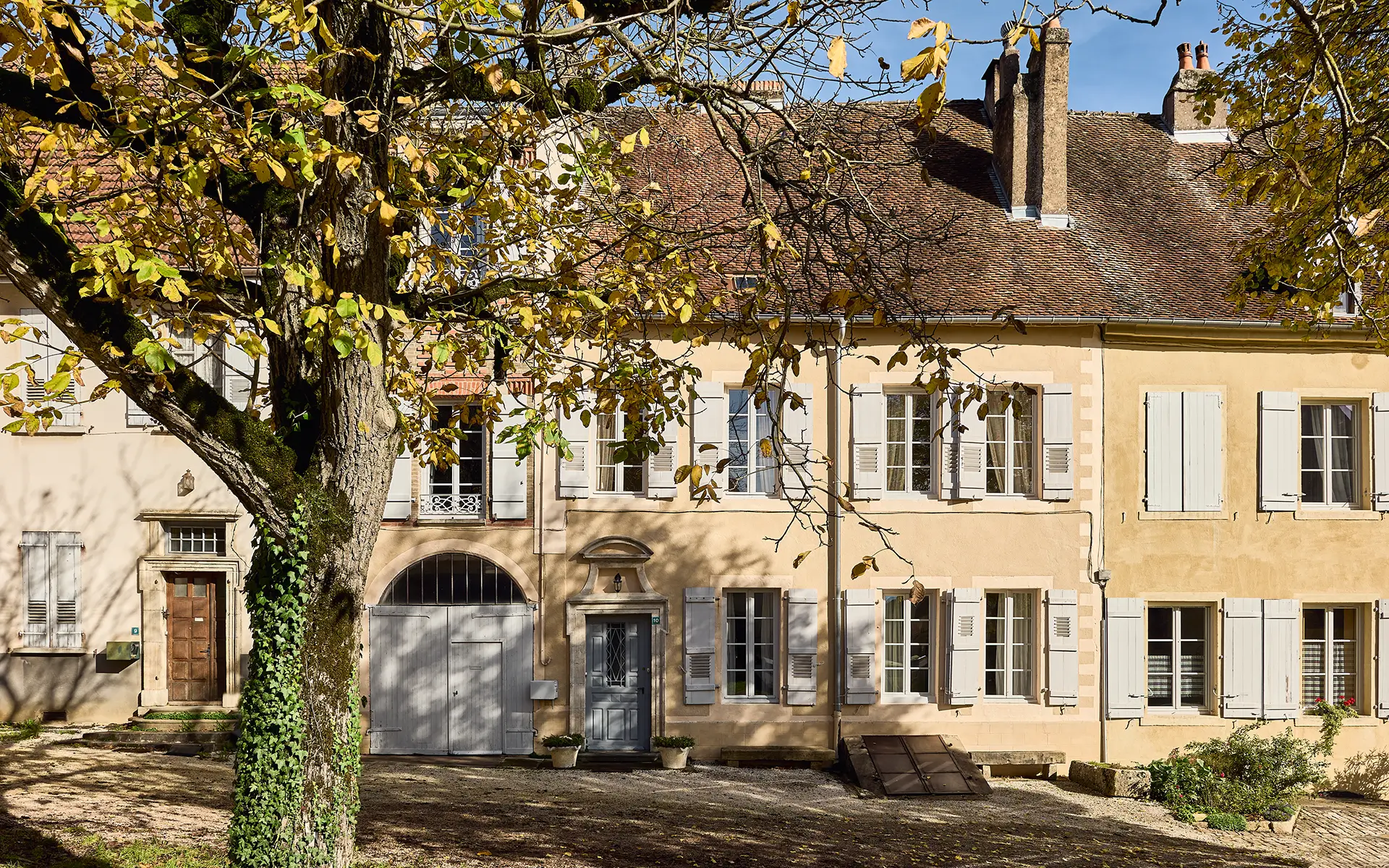 Façade lumineuse de la maison ancienne rénovée à Montigny-lès-Vesoul à vendre - Arrière-Cour, agence immobilière spécialisée en Haute-Saône