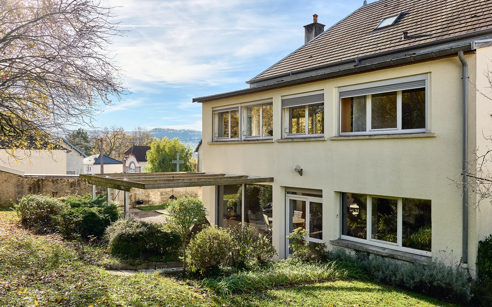 Façade lumineuse de la maison de caractère avec piscine à Vesoul à vendre - Arrière-Cour, agence immobilière spécialisée en Haute-Saône