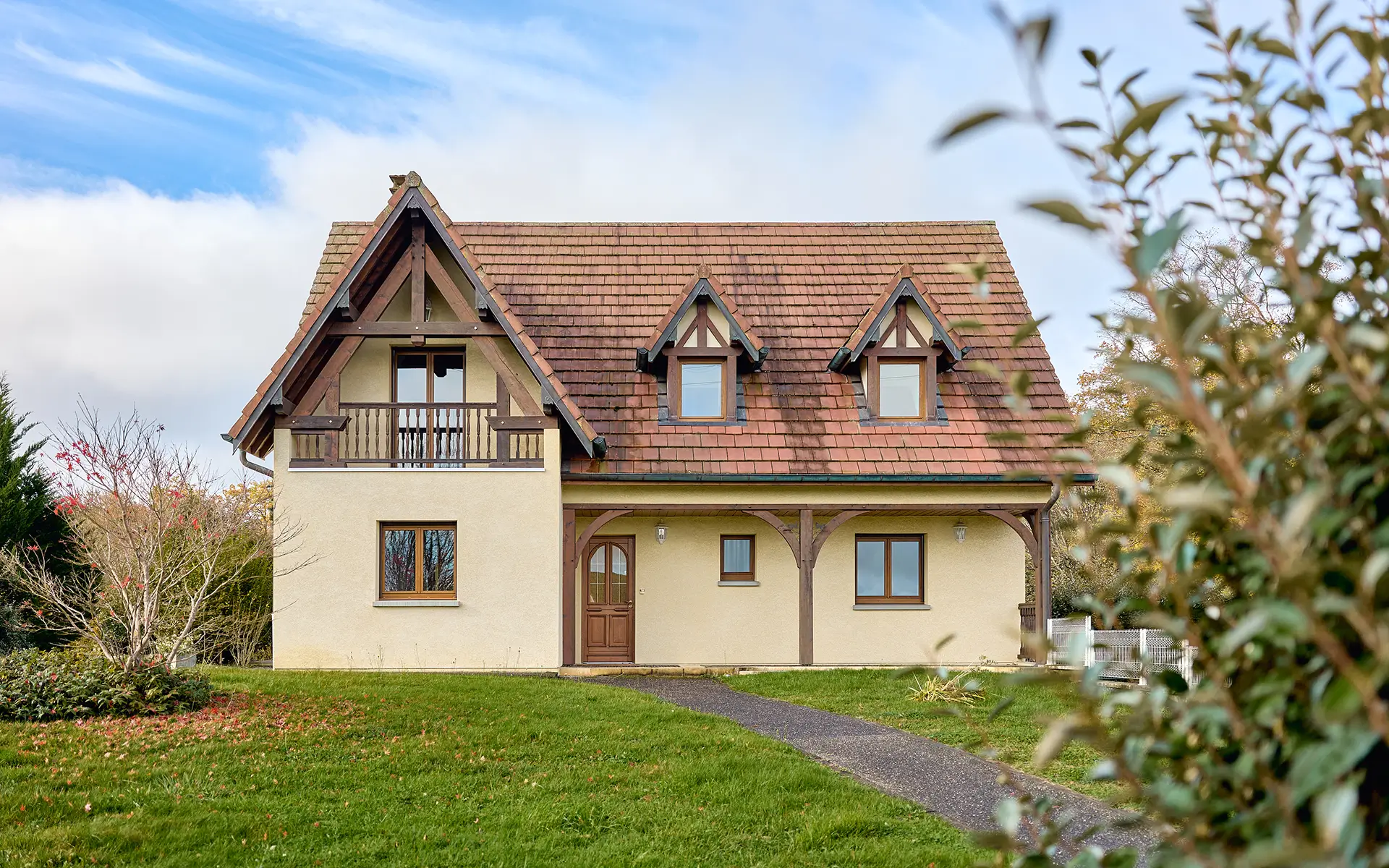 Façade lumineuse de la maison familiale avec piscine à Charnay à vendre - Arrière-Cour, agence immobilière spécialisée dans le Doubs