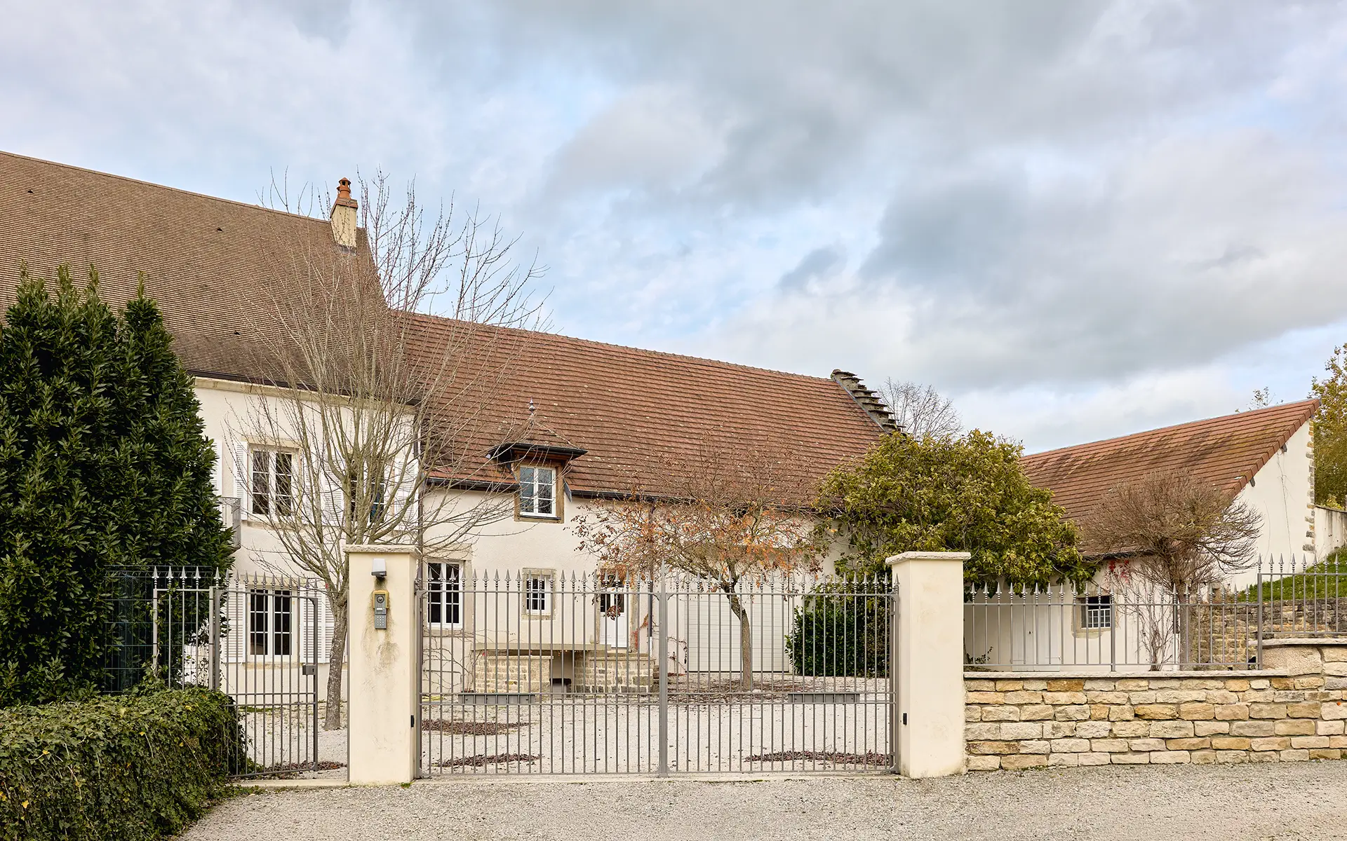 Façade lumineuse de la maison vigneronne proche de Château-Chalon à vendre - Arrière-Cour, agence immobilière spécialisée dans le Jura