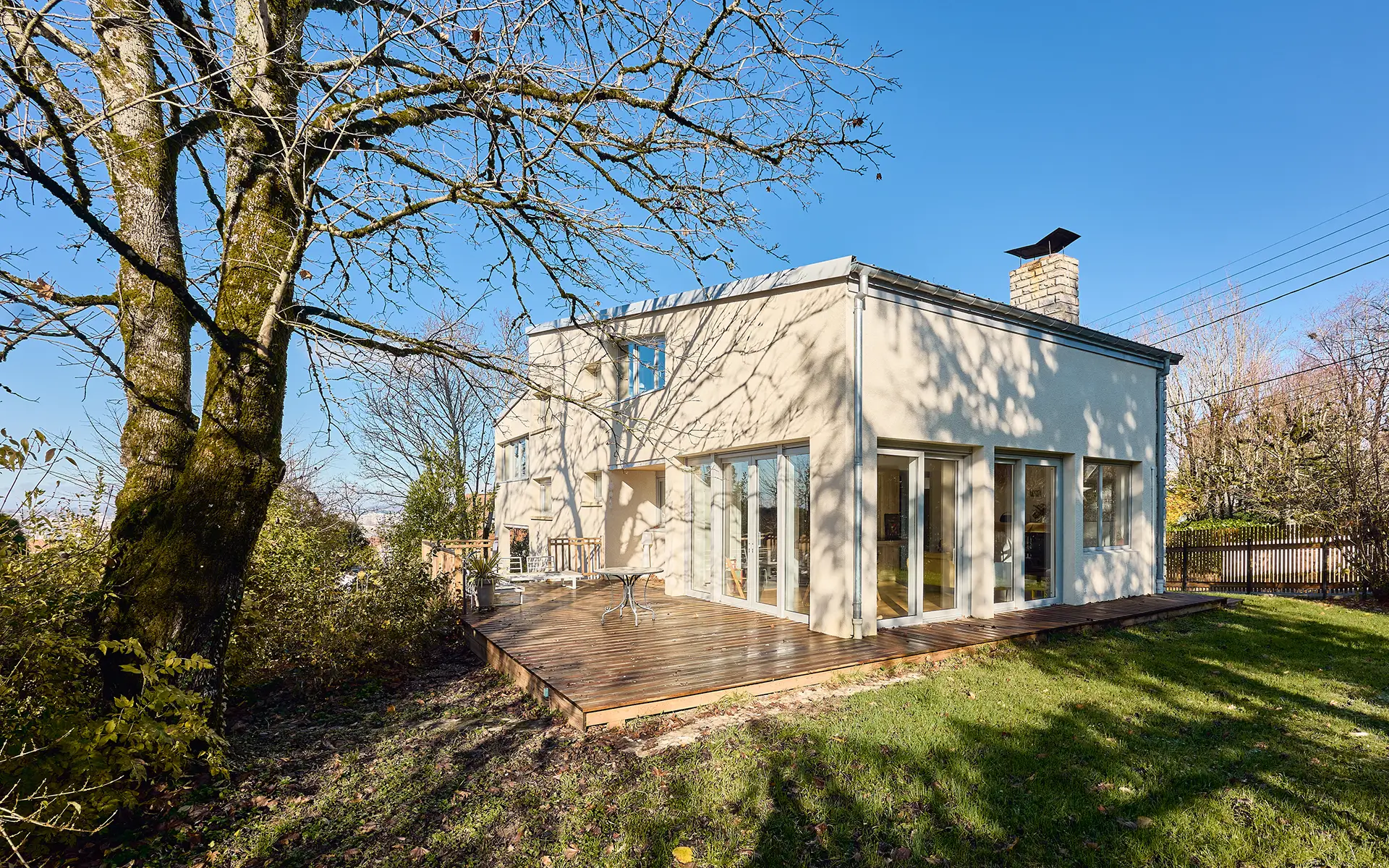 Façade lumineuse de la villa d’architecte à Bregille à vendre - Arrière-Cour, agence immobilière spécialisée dans le Doubs