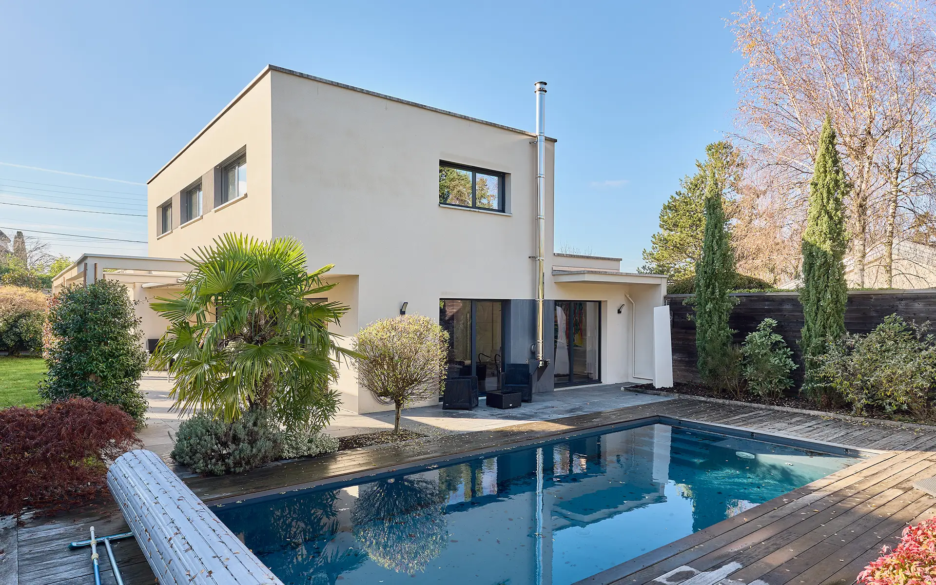 Façade lumineuse de la villa d'architecte avec piscine à Bregille à vendre - Arrière-Cour, agence immobilière spécialisée dans le Doubs