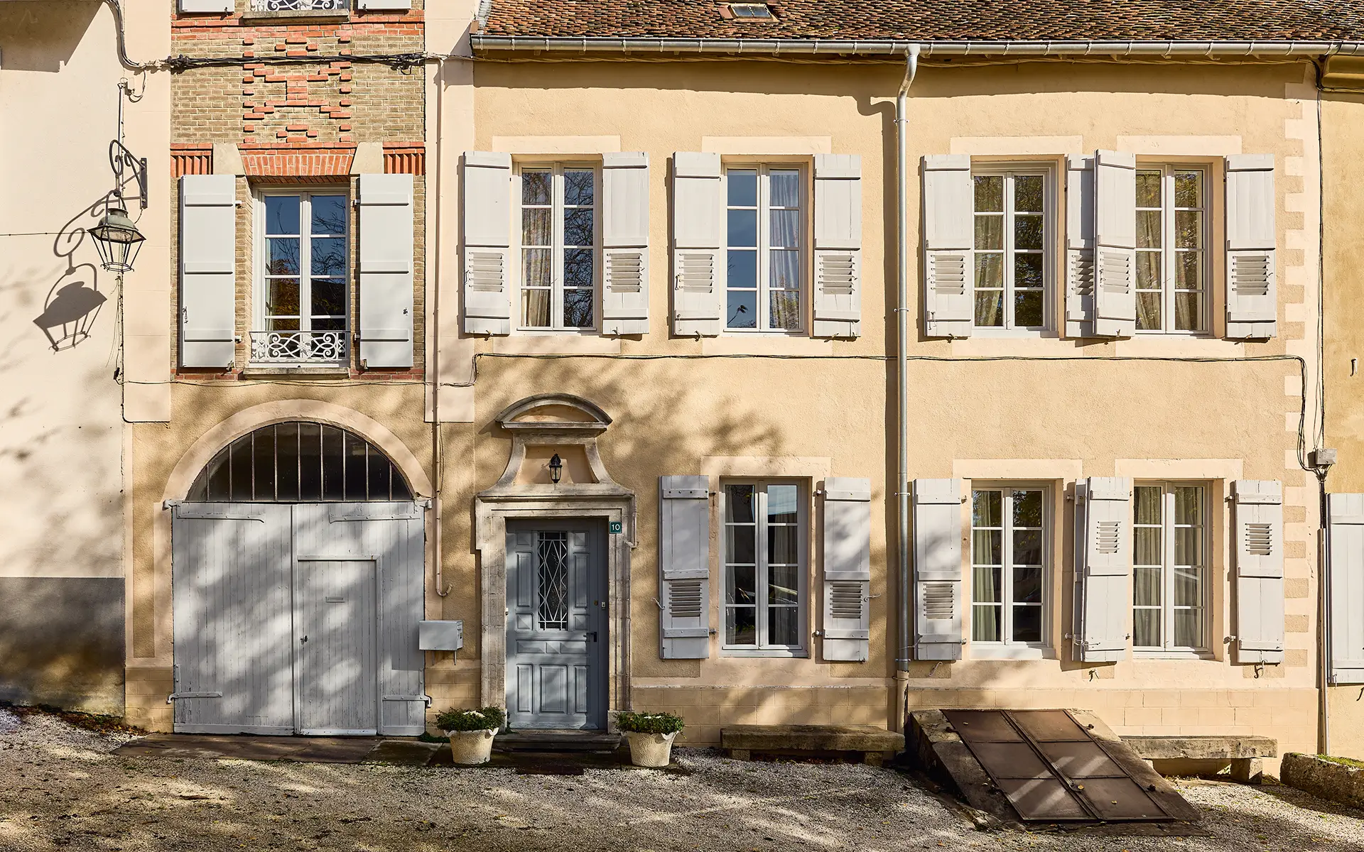 Façade de la maison ancienne rénovée à Montigny-lès-Vesoul à vendre - Arrière-Cour, agence immobilière spécialisée en Haute-Saône